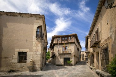 Calle Real 'in ortaçağ Pedraza, Segovia, Castilla y Len, İspanya' da tarihi evleri, sarayları ve kaldırımlı caddeleriyle büyüleyici bir köşe.