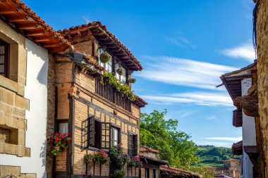 Ortaçağ 'ın eski Santillana del Mar kasabasının güzel evleri Cantabria, İspanya ahşap kirişleri ve çiçekli balkonları