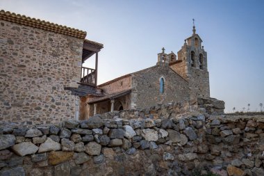 Santa Maria Belediye Başkanı Kilisesi, Moya, Cuenca, Castilla-La Mancha, İspanya 'da ana meydandan şafakta