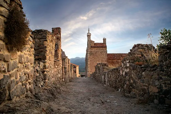 stock image View of an abandoned street and the church of Santa Mara la Mayor in the town of Moya, Cuenca, Castilla-La Mancha, Spain, with its mysterious and timeless air