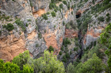 Etkileyici Ebron Nehri Boğazı 'ndan yatay görüş, Teruel, Aragon, İspanya, gün ortasında dağlık arazi.