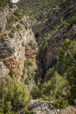 Ebron Nehri Boğazı, Teruel, Aragon, İspanya 'nın tepesinden dikey manzara, gün ortası aydınlığında dağ manzarası.