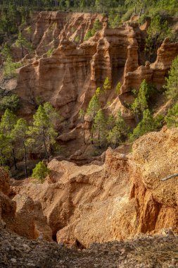 Cuenca, Castilla-La Mancha, İspanya 'daki Talayuelas Kanyonu' nun karakteristik aşınmış kırmızı toprağı ile jeolojik oluşumunun dikey fotoğrafı.