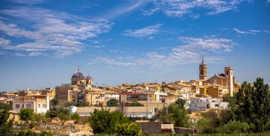 Requena, Valencia 'dan panoramik bir manzara, kiliselerinin kulelerinin göze çarptığı şehrin ufuk çizgisi