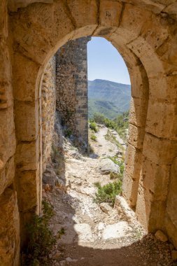 Cortes de Pallas, Valencia, İspanya 'daki ortaçağ Chirel Kalesi' nin giriş kapılarından birinin dikey fotoğrafı.