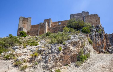 İspanya, Valencia 'nın Cortes de Pallas kasabasındaki Chirel şatosunun muhteşem manzarası.