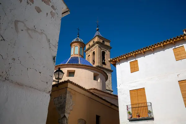 Requena, Valencia 'daki El Salvador Kilisesi' nin arka tarafındaki dar bir ara sokaktan.