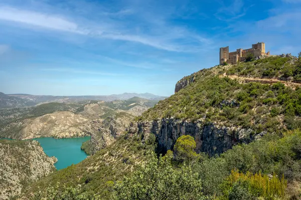 Cortes de Pallas kasabasındaki Chirel kalesinin muhteşem manzarası, Valencia, İspanya, bir tepe ve dağlar arasındaki Cortes II rezervuarı