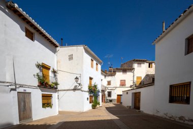 İspanya 'nın tarihi merkezi Requena, Valencia' da gün ortası ışıklarıyla beyazlatılmış tipik evler.