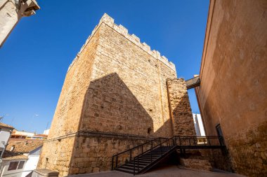 Şatonun ve kalenin duvarları ve kalesi Requena, Valencia, İspanya, öğlen ışıklarıyla