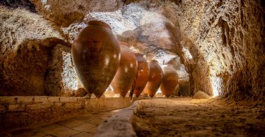 Requena, Valencia 'daki turist mağaralarından birinde kil kavanozları yapay ışık ile yiyecek depolamak için hizaya gelir.