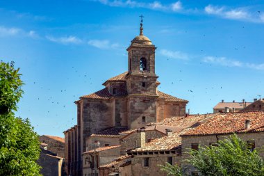 Ana ilgi odağı Santa Mara, Sigenza, Guadalajara, Castilla-La Mancha, İspanya 'nın çan kulesi..