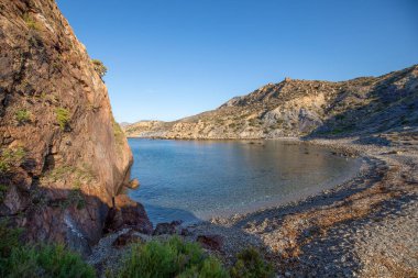 İspanya 'nın Murcia bölgesindeki Cartagena sahilinde sakin bir yaz gününde Torrosa Adası