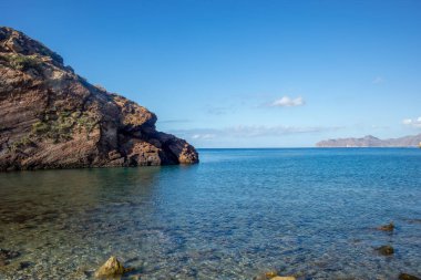 İspanya 'nın Murcia bölgesindeki Cartagena sahilinde sakin bir yaz gününde Torrosa Adası