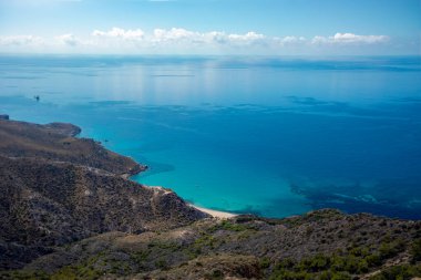 İspanya 'nın sakin bir yaz günü, Murcia bölgesindeki Kartagena' daki Paradisiacal Fatares Sahili 'nin üstünden bir görüntü