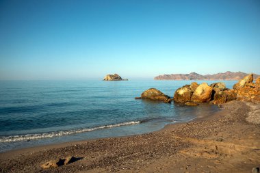 Fatares Sahili, Cartagena, Murcia Bölgesi, İspanya kıyılarında çok renkli kayalar