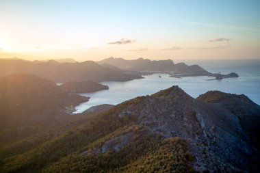 İspanya 'nın Murcia bölgesindeki Cartagena kıyısından şafak vakti arka plandaki limana bakın.