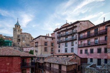 Plaza Belediye Başkanı 'nın balkonundan, Albarracn, Teruel, Aragon, İspanya' nın sanat tarihi merkezindeki ortaçağ binalarından, yumuşak akşam ışığıyla