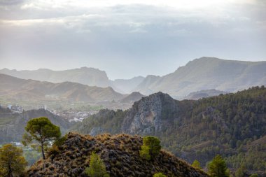 İspanya 'nın Murcia bölgesindeki Ricote Vadisi' nin şafak vakti Cieza Kalesi 'nden genel manzarası.