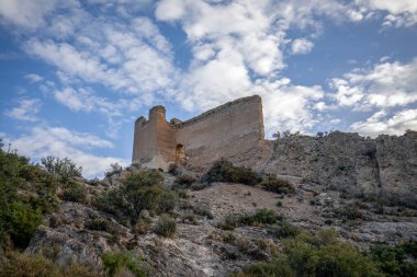 İspanya 'nın Murcia bölgesindeki Cieza (Alcazaba de Siyasa) ortaçağ şatosunun kalıntıları, sabah ışıklarıyla
