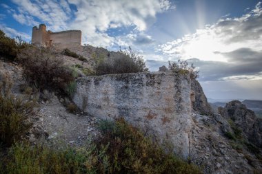 İspanya 'nın Murcia bölgesindeki Cieza (Alcazaba de Siyasa) ortaçağ şatosunun kalıntıları, sabah ışıklarıyla