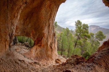 Lorca Balkonu, Sierra del Gigante, Lorca, İspanya 'nın Murcia Bölgesi' ne bakan mağaraları ve çukurları olan tuhaf bir kaya oluşumu.