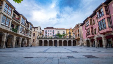 Porticoed Plaza Belediye Başkanı Medina de Pomar, Burgos, Castilla y Len, İspanya renkli binalarıyla