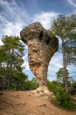 İspanya, Castilla-La Mancha 'daki Büyülü Şehir Cuenca' da Tormo Alto 'nun erozyonu sonucu kaya oluşumu