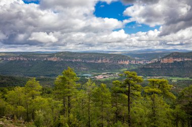 Serrana de Cuenca Doğal Parkı manzarası. Şehir ve Ua gölünün olduğu yer.