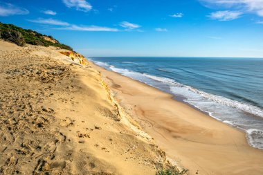 Huelva, Endülüs, İspanya sahillerindeki Cuesta de Maneli sahili güneşli bir günde ve altın kumlarda