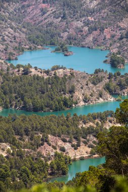 Cortes II rezervuarının dikey görüntüsü Cortes de Pallas, Valencia, İspanya 'da parlak, açık bir günde görüldü.