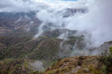 Murcia, Murcia Bölgesi El Valle Bölgesel Parkı 'ndaki Ay Manzarası' nda yağmur sonrası bulutlar