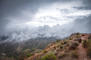 Murcia, Murcia Bölgesi El Valle Bölgesel Parkı 'ndaki Ay Manzarası' nda yağmur sonrası bulutlar