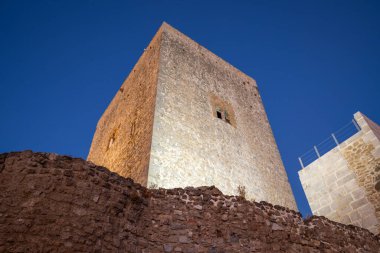 Priego de Crdoba, Cordoba, Endülüs, İspanya 'nın Torre del Homenaje kalesinin aşağısından gece ışıklandırmasıyla