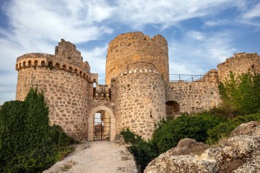 Moya, Cuenca, Castilla-La Mancha, İspanya 'nın Kalesi, saygı kulesi ve kalenin iki giriş kulesi