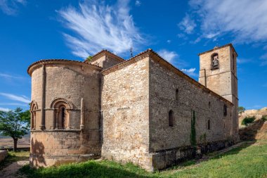 Santsima Trinidad müzesinin bulunduğu kilise Atienza, Guadalajara, Castilla-La Mancha, İspanya 'da güzel bir sabah ışığıyla