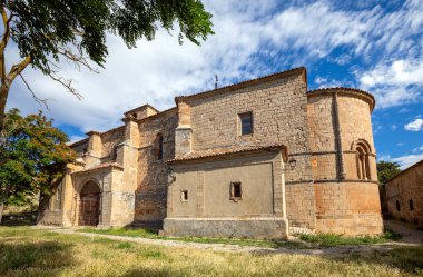 Santsima Trinidad müzesinin bulunduğu kilise Atienza, Guadalajara, Castilla-La Mancha, İspanya 'da güzel bir sabah ışığıyla