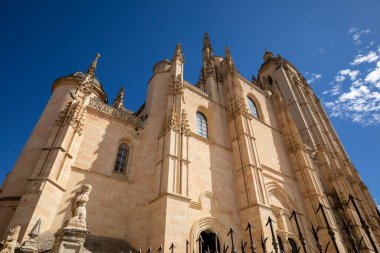 Gotik cephe ve Segovia katedrali, Castilla y Leon, İspanya, Unesco dünya mirası alanı, derin mavi gökyüzü