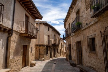 Eski Pedraza, Segovia, Castilla y Leon, İspanya 'daki tipik cadde, ortaçağ evleri ve sokakları