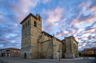 San Pedro de Fromista Kilisesi, Palencia, Castilla y Leon, İspanya, Gotik iç mimari ve Rönesans cephesi ve sabah ışığı