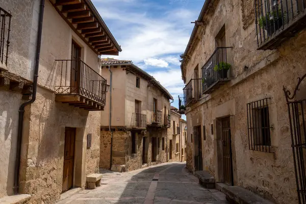 Eski Pedraza, Segovia, Castilla y Leon, İspanya 'daki tipik cadde, ortaçağ evleri ve sokakları