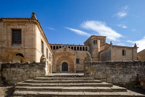 Santillana del Mar, Cantabria, İspanya 'daki Romanesk kolej kilisesinin etkileyici görünüşü