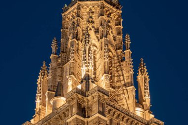 Toledo Katedrali 'nin Gotik Kulesi' nin detayları, Castilla-La Mancha, İspanya, gece ve yapay ışıklandırma ile