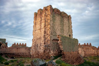 Toledo, Castilla la la Mancha, İspanya 'daki ortaçağ duvarlı Almoacid kalesinin ana kulesinin ayrıntıları. Sabah ışığı ve güzel bulutlar.