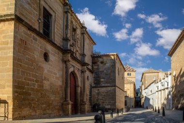 San Pedro Kilisesi 'nin yan cephesi Juan Pasquau Caddesi, Beda, Jan, Endülüs, Dünya Mirası Şehri.