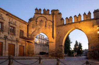 Jan Gate ve Villalar kemerleriyle birlikte Baeza, Jan, Endülüs, İspanya 'daki Plaza de los Leones manzarası.