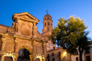 Santa Mara Meydanı manzarası, Santa Mara Kemeri ve arka planda Baeza 'daki Meryem Ana' nın Doğuşu Katedrali, Jan, Endülüs, İspanya alacakaranlıkta