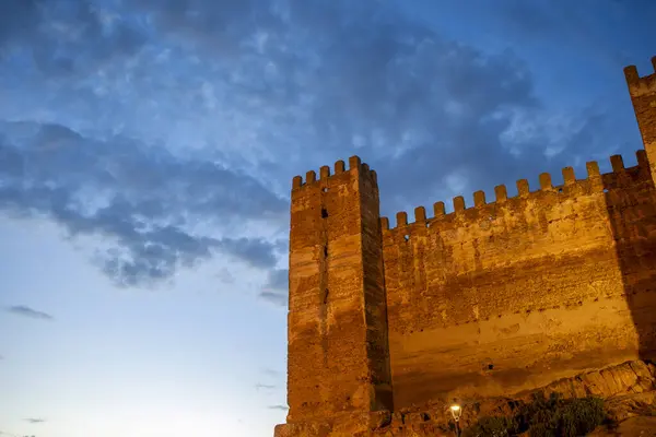 Baos de la Encina, Jaen, Endalucia, İspanya 'daki Burgalimar kalesinin ayrıntıları, alacakaranlıkta aydınlandı.