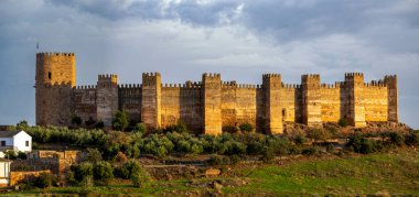 Baos de la Encina, Jan, Endalusia, İspanya, İspanya 'daki ortaçağ şatosunun duvarları ve taretlerinin muhteşem manzarası.