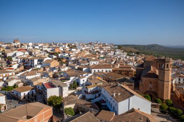 Gündüz vakti Baos de la Encina, Jan, Endalusia, İspanya 'nın eski şehir ve anıtlarının bulunduğu kale kulesinden görüntü